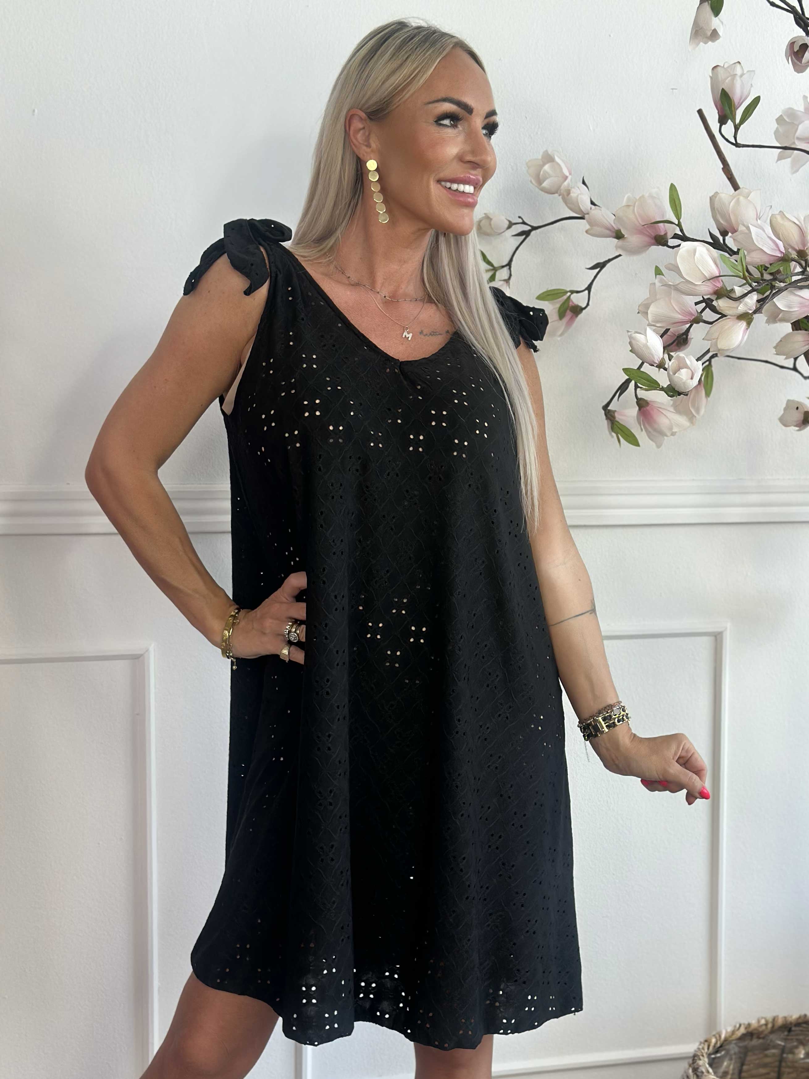 Likas - Blød og elastisk stropkjole med broderie anglaise